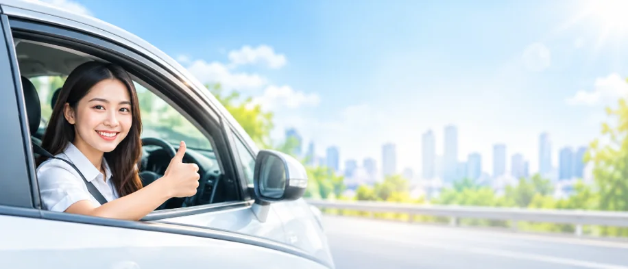 Học viên cầm lái giơ ngón tay cái